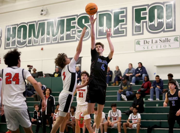 Chase Rawlins (4) had a team-high 25 points for the victorious Bulldogs.